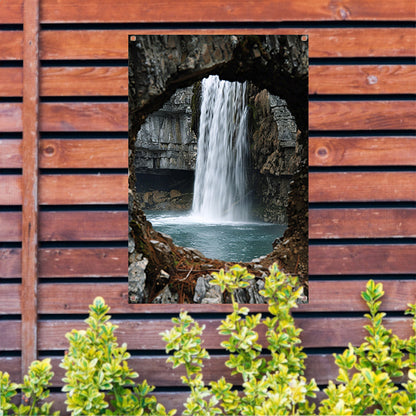 Waterval door Stenen Raam in Natuur tuinposter