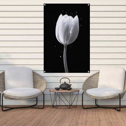 Minimalistische witte tulp met waterdruppels tuinposter