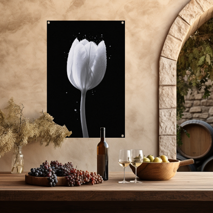 Minimalistische witte tulp met waterdruppels tuinposter