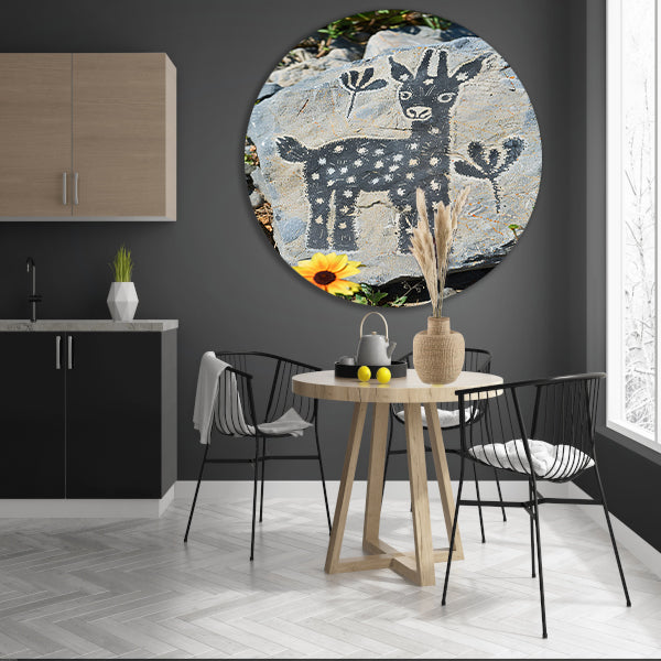 Minimalistisch Kunstwerk van Zwart-Wit Hert op Steen aluminium muurcirkel