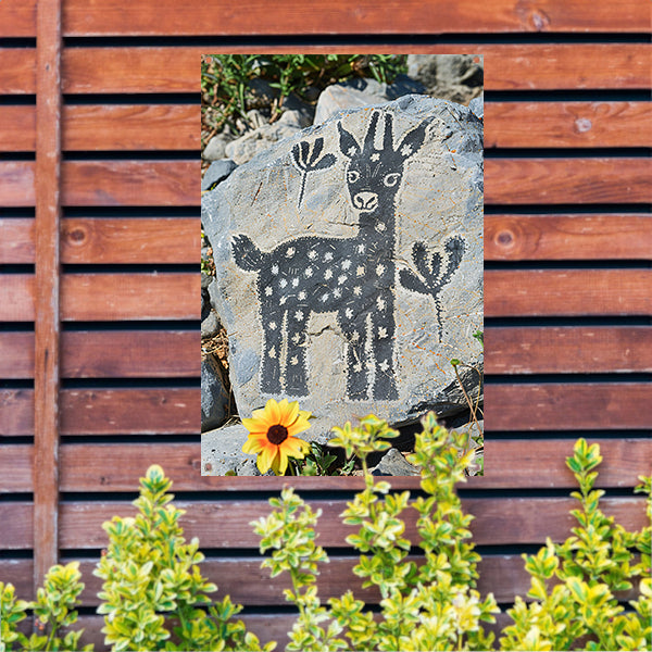 Minimalistisch Kunstwerk van Zwart-Wit Hert op Steen tuinposter