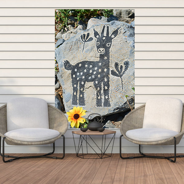 Minimalistisch Kunstwerk van Zwart-Wit Hert op Steen tuinposter