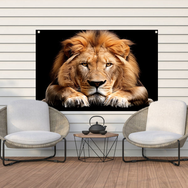 Majestueuze Leeuw in Ontspannen Houding tuinposter
