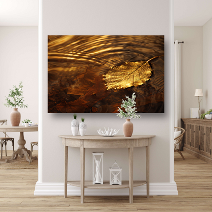 Gouden herfstblad zwevend op rustig water canvas