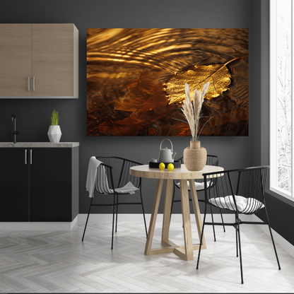 Gouden herfstblad zwevend op rustig water canvas