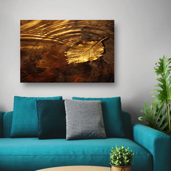 Gouden herfstblad zwevend op rustig water canvas