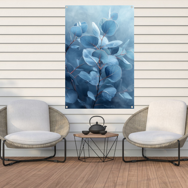 Elegante blauwe eucalyptus bladeren in minimalistische stijl tuinposter