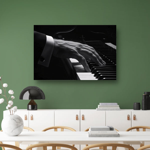 Hand speelt piano in zwart-wit foto poster