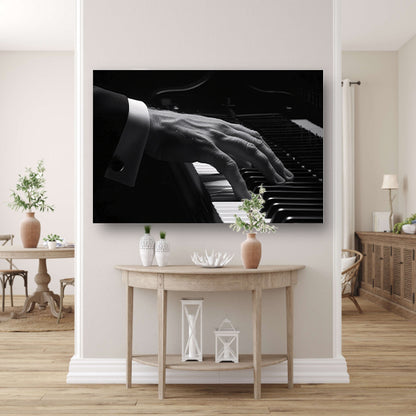 Hand speelt piano in zwart-wit foto poster