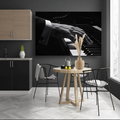 Hand speelt piano in zwart-wit foto poster
