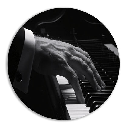 Hand speelt piano in zwart-wit foto aluminium muurcirkel