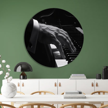 Hand speelt piano in zwart-wit foto aluminium muurcirkel