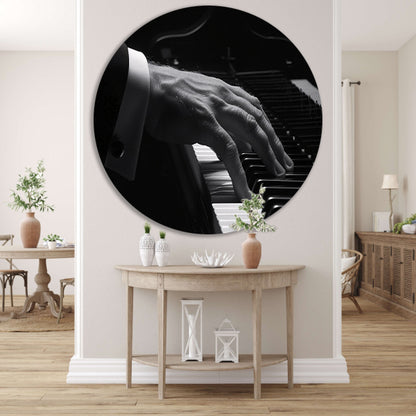 Hand speelt piano in zwart-wit foto aluminium muurcirkel