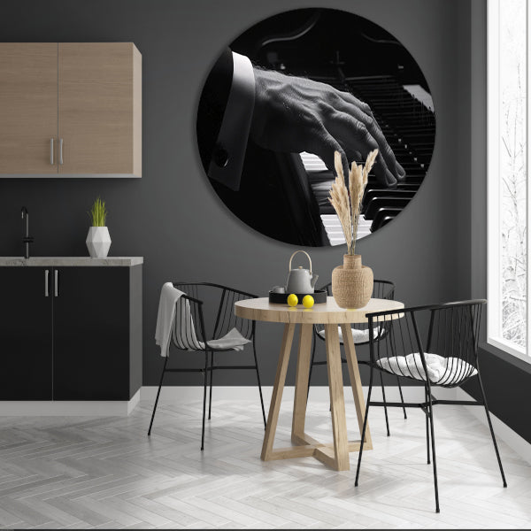 Hand speelt piano in zwart-wit foto aluminium muurcirkel