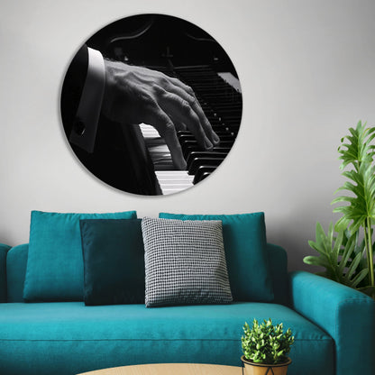 Hand speelt piano in zwart-wit foto aluminium muurcirkel