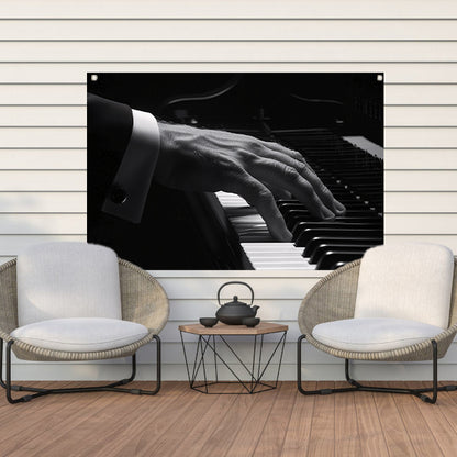 Hand speelt piano in zwart-wit foto tuinposter