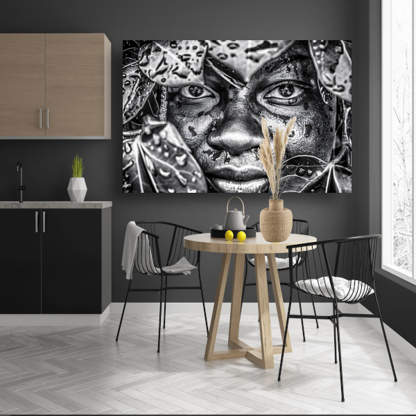 Gezicht Verborgen Tussen Natte Bladeren canvas