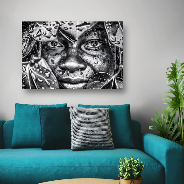 Gezicht Verborgen Tussen Natte Bladeren canvas