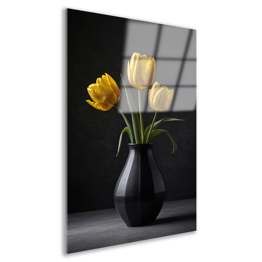 Gele tulpen in een elegante zwarte vaas acrylglas