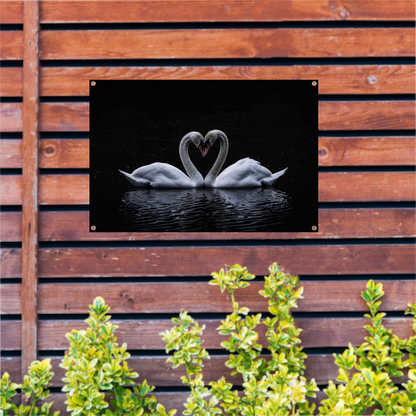 Twee zwanen die hart vormen op water tuinposter