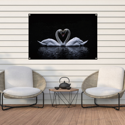 Twee zwanen die hart vormen op water tuinposter