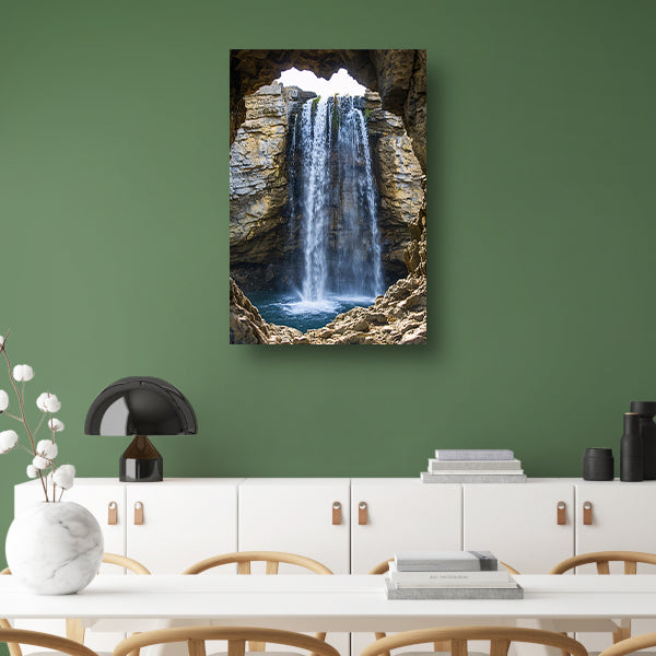 Waterval omlijst door rotsvenster poster