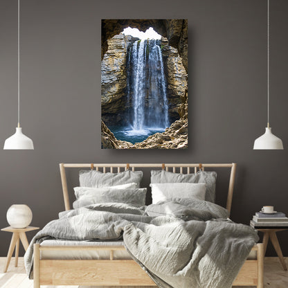 Waterval omlijst door rotsvenster poster