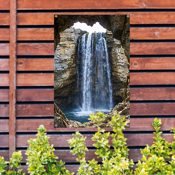 Waterval omlijst door rotsvenster tuinposter