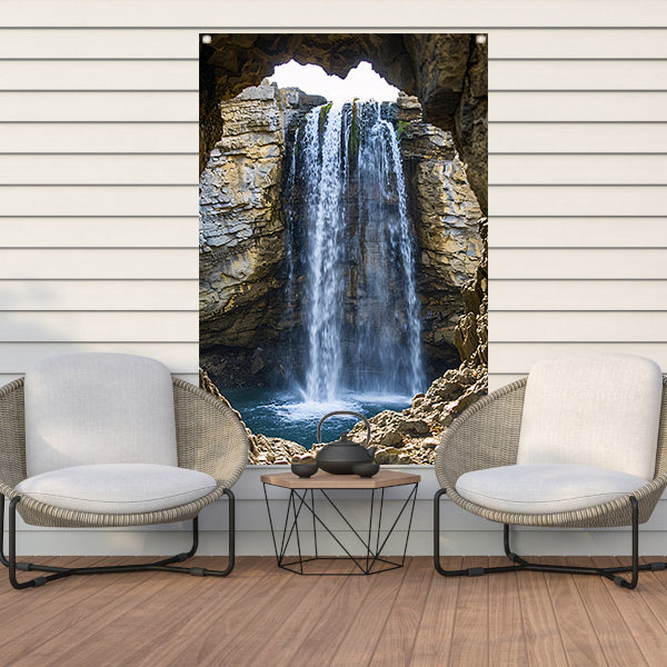 Waterval omlijst door rotsvenster tuinposter