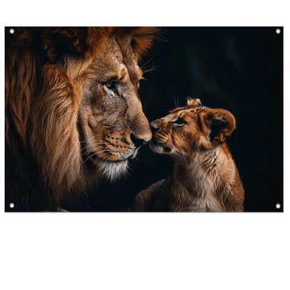 Intiem moment tussen leeuw en welp tuinposter