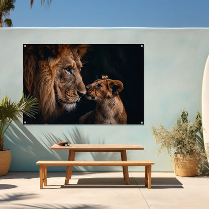 Intiem moment tussen leeuw en welp tuinposter