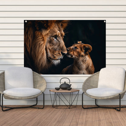 Intiem moment tussen leeuw en welp tuinposter