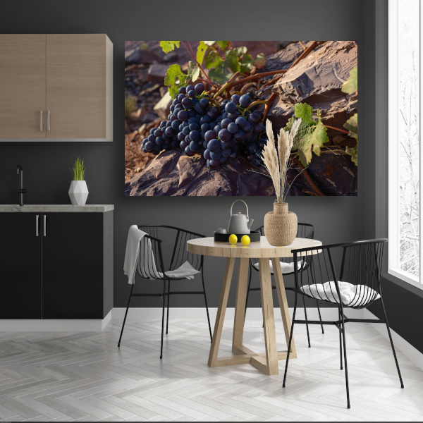 Rijpe druiventrossen op stenen ondergrond canvas