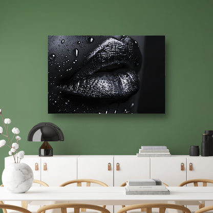 Zwart-witte lippen met glinsterende waterdruppels canvas met baklijst