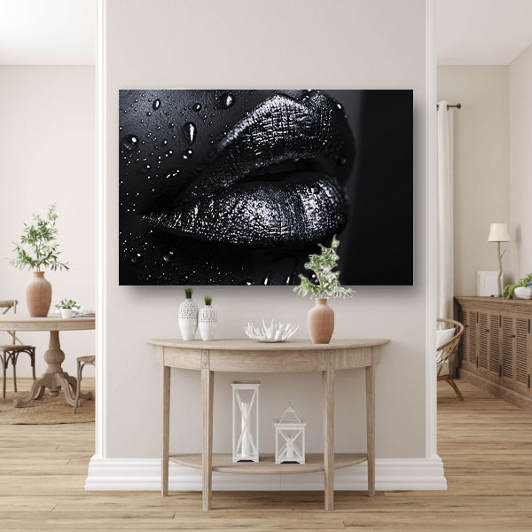 Zwart-witte lippen met glinsterende waterdruppels canvas met baklijst