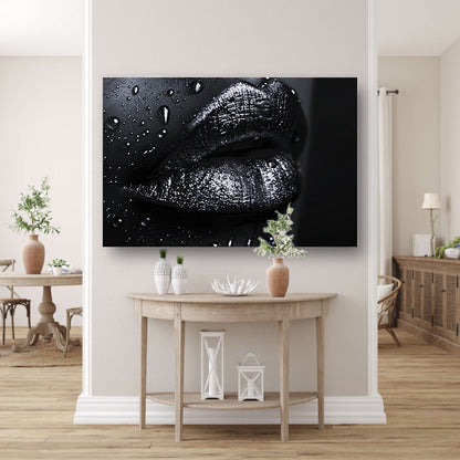 Zwart-witte lippen met glinsterende waterdruppels canvas met baklijst