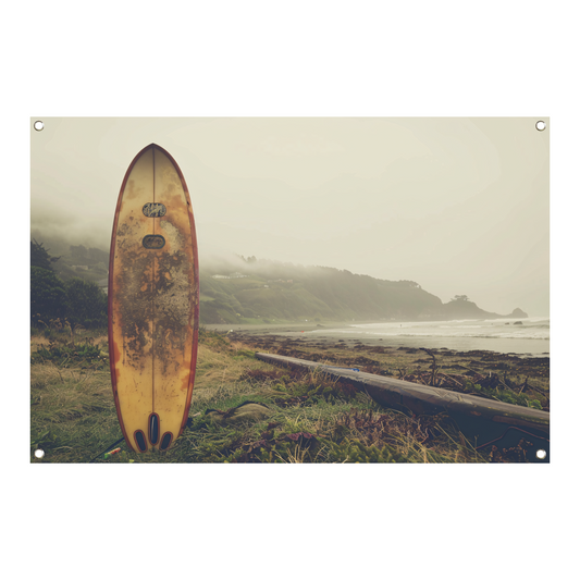Verweerd Surfboard op Mistig Strand tuinposter