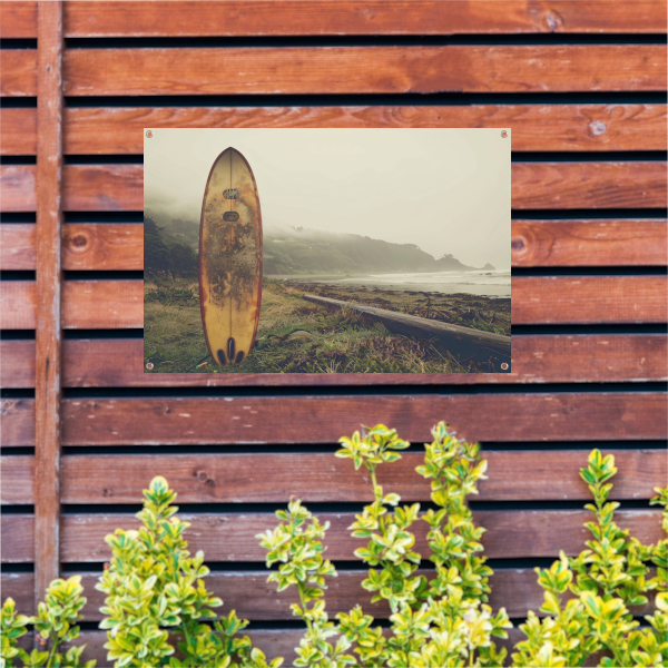 Verweerd Surfboard op Mistig Strand tuinposter
