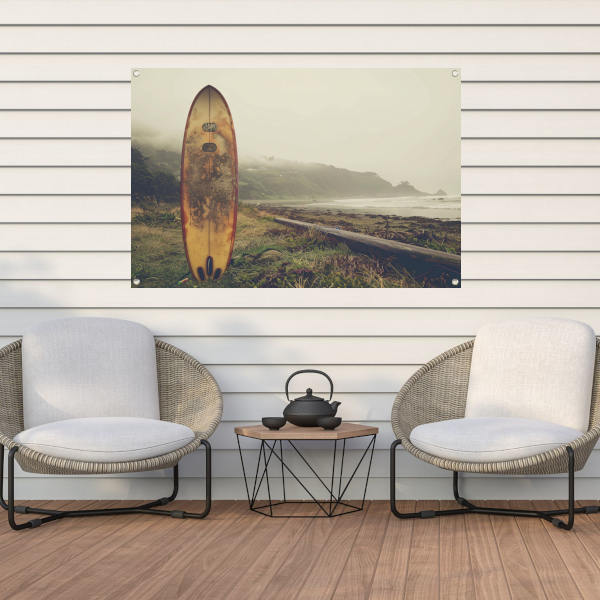 Verweerd Surfboard op Mistig Strand tuinposter