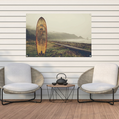 Verweerd Surfboard op Mistig Strand tuinposter