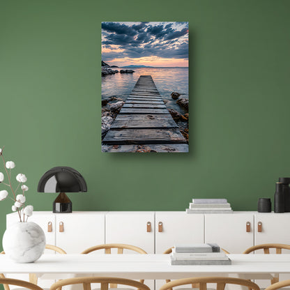 Houten steiger leidt naar rustig zee bij zonsondergang poster
