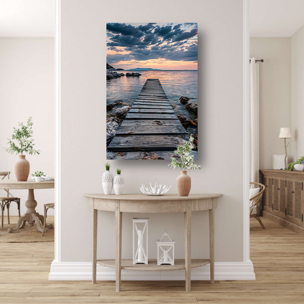 Houten steiger leidt naar rustig zee bij zonsondergang poster