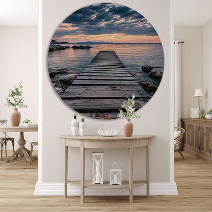 Houten steiger leidt naar rustig zee bij zonsondergang aluminium muurcirkel