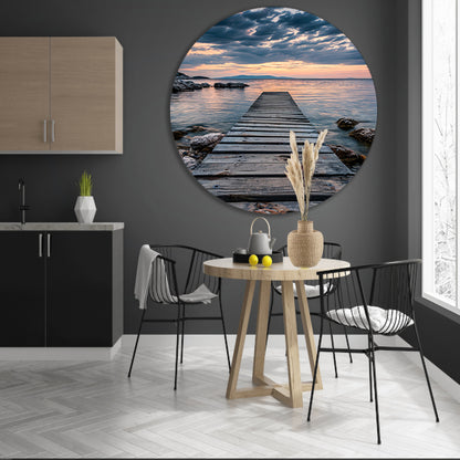 Houten steiger leidt naar rustig zee bij zonsondergang aluminium muurcirkel