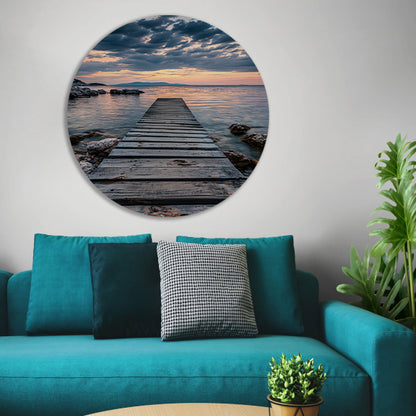 Houten steiger leidt naar rustig zee bij zonsondergang aluminium muurcirkel