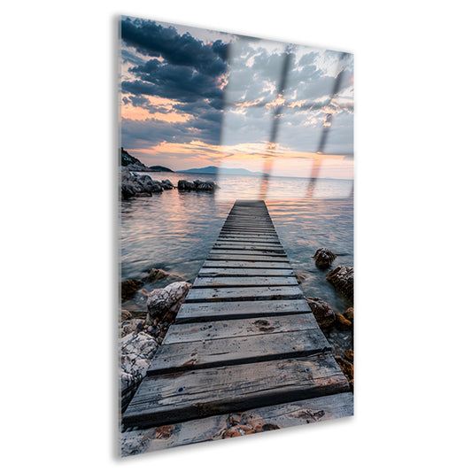 Houten steiger leidt naar rustig zee bij zonsondergang acrylglas