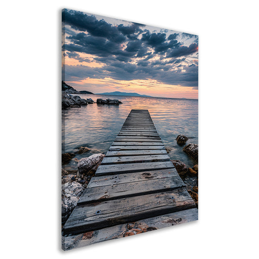 Houten steiger leidt naar rustig zee bij zonsondergang canvas