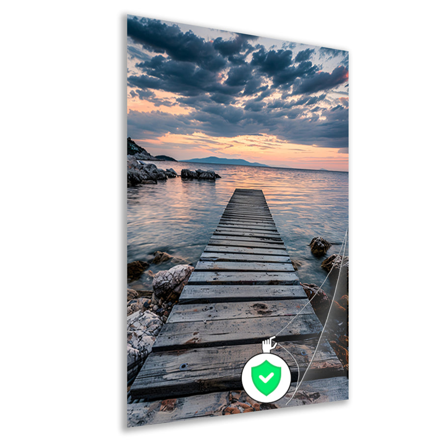 Houten steiger leidt naar rustig zee bij zonsondergang poster