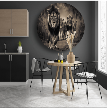 Leeuwenfamilie op savanne aluminium muurcirkel