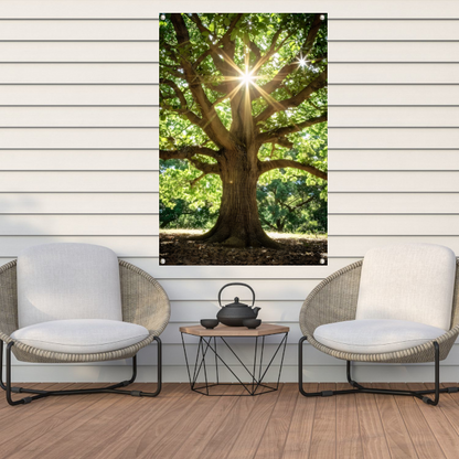 Zonnestralen door een majestueuze boom tuinposter